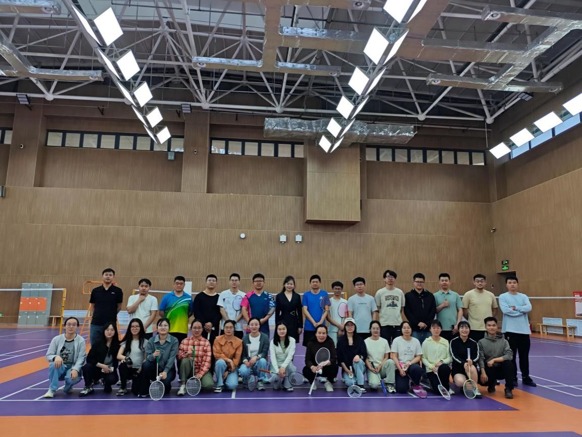 第一期羽毛球初级培训班合照